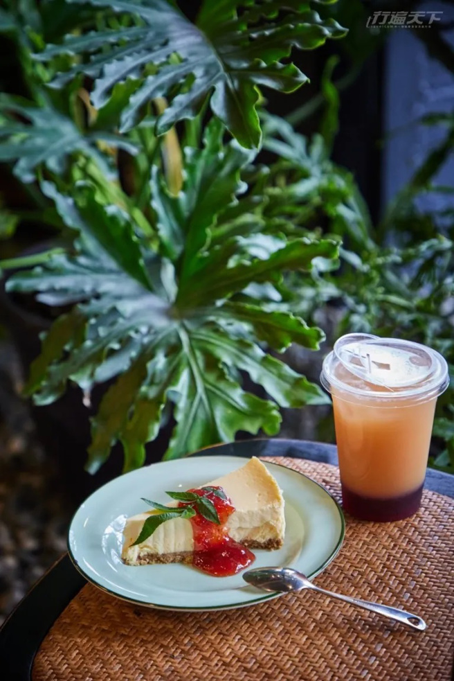 憑門票兌換即可兌換柳橙蔓越莓果醋，柳橙汁搭配蔓越莓果醋調製的冰飲，酸甜平衡剛剛好又含有水果維生素。另外可加點草莓醬乳酪蛋糕，手作起士蛋糕加上店家自己熬煮的草莓醬，濃郁中帶著果香的清新滋味，一掃厚起士蛋糕的膩口感。(圖/行遍天下)