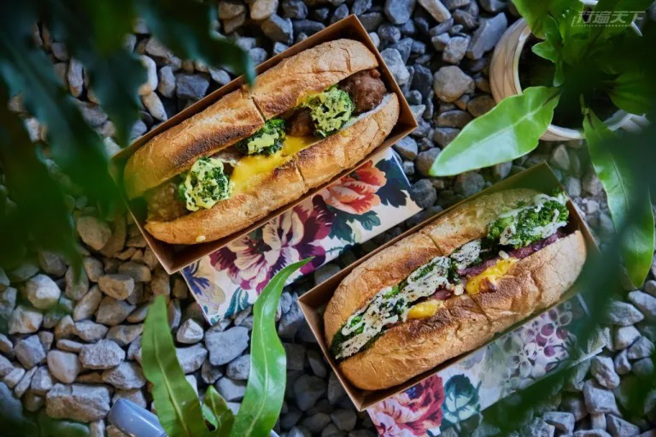 塔塔醬雞肉丸潛艇堡：烤得鹹香多汁的雞肉丸夾入麵包，再加上塔塔醬與起士，風味十足。藍莓醬煙燻牛肉潛艇堡：麵包體紮實充滿麥香的潛艇堡，夾著煙燻牛肉片與藍莓醬、花椰菜等，一口咬下甜鹹交織的好滋味，立刻收買人心。(圖/行遍天下)