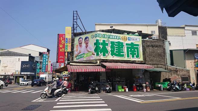 嫡系子弟兵林建南争取民进党内议员初选，选举看板有王定宇站台。（程炳璋摄）