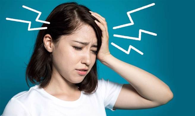 一放假就头痛！这些食物和补眠方式恐是凶手。(示意图/Shutterstock)