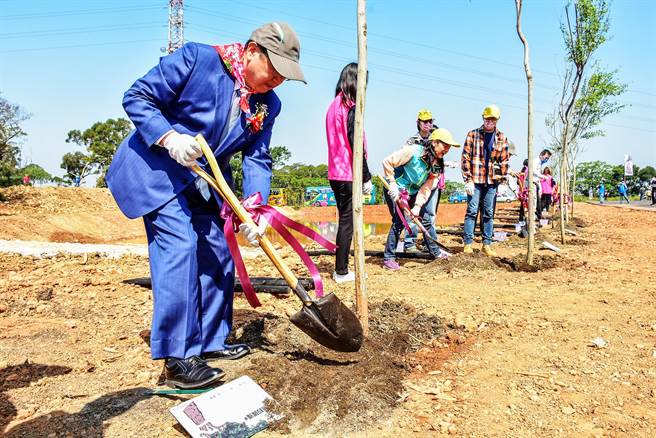 县长杨文科在湖口乡湖南村特色公园预定地，带领种植上千棵茶花和桂花等树苗，盼未来绿树成荫，成为湖口乡民休閒运动的好去处。（罗浚滨摄）
