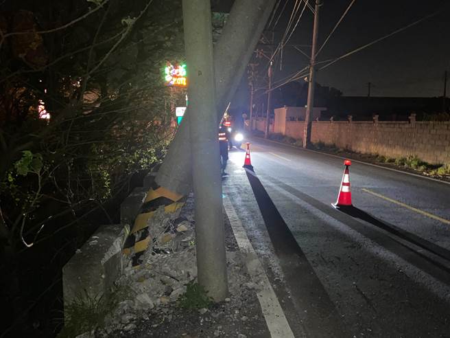 21炮指部陈姓男士兵驾驶军用战车，不慎撞断电杆。（翻摄照片）