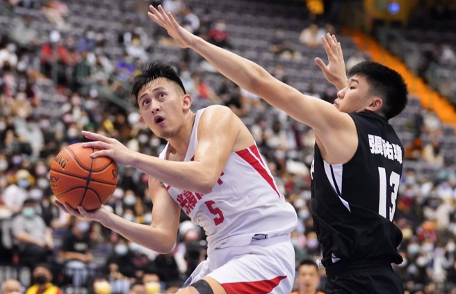 陈将双（左）帮助球队进军HBL冠军赛。（高中体总提供）