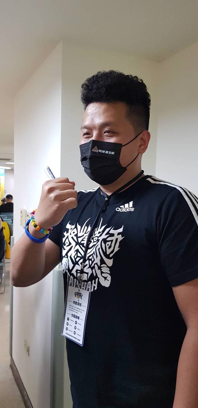 泰山教头廖文彬秀出女儿做的幸运手环。（陈筱琳摄）