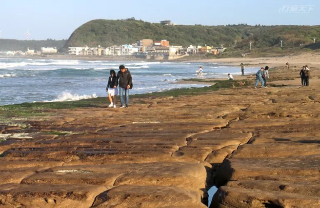前半段没长海藻的海岸，游客可行走于石槽上。(图/行遍天下)