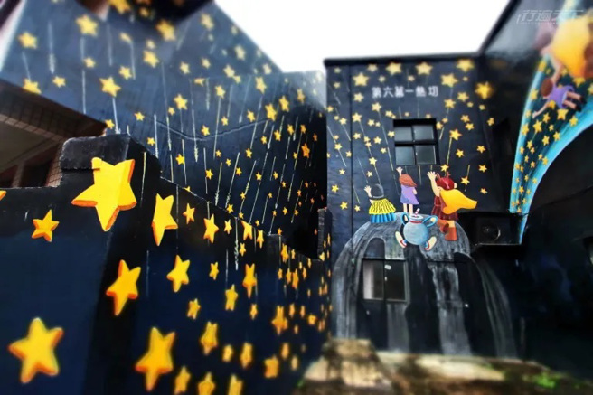 老梅社区里可见到12处大型的绘本风彩绘。(图/行遍天下)