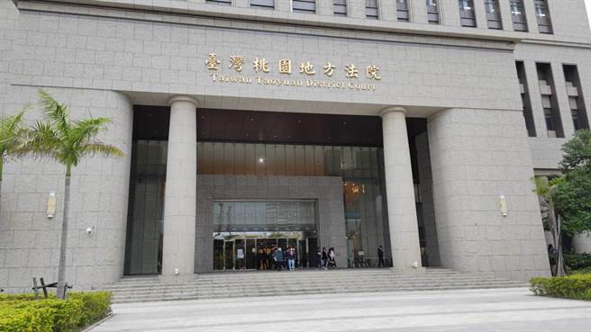 桃园地院认为，航空公司未让符合规定机师入境PCR检验，导致他们失去1人1户居检机会，是权力之滥用。（赖佑维摄）