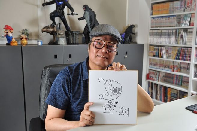 萧言中笔下的漫画主角《ROCKY弱鸡》，陪伴许多人长大。(图 /康健杂志提供 陈德信摄）