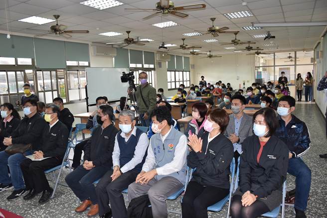 苗栗县奥林匹亚科学教育营因疫情停办1年后，12日起恢復，多位校长陪同学生前来参加。（谢明俊摄）