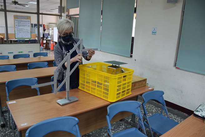 中央大学物理系教授朱庆琪自备教材来教授学生。（谢明俊摄）