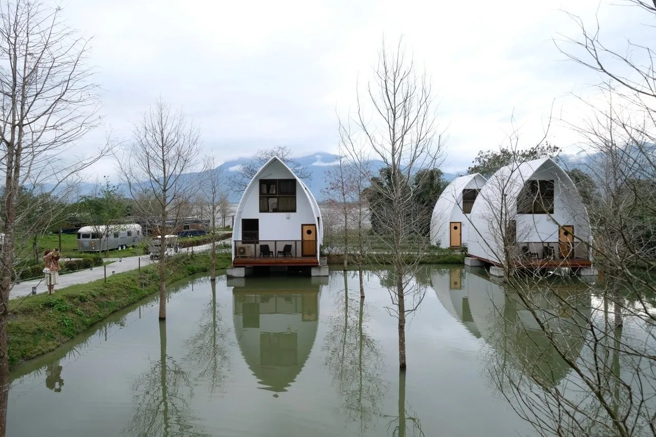 落羽松季节到时，黄色、绿色、红色的落羽松与水塘、白色小屋及露营车相映成趣。(图/行遍天下)