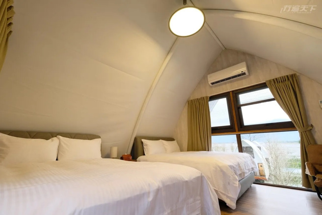 白色小蓬屋的住宿在2楼，水光与绿意洗涤疗癒了心灵。(图/行遍天下)