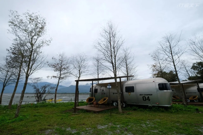 领航者车款的露营车，更有在溪畔的好风光。(图/行遍天下)