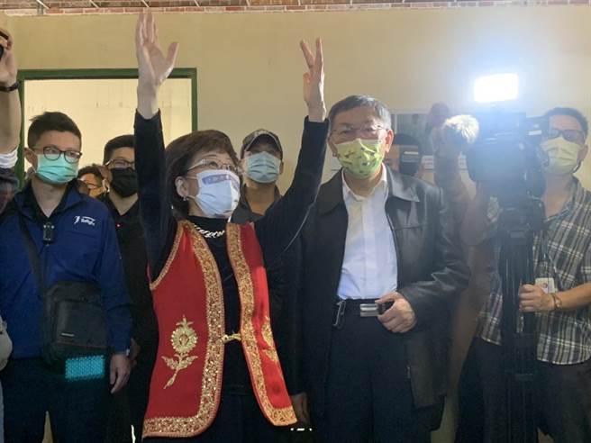 台北市長柯文哲與前副總統呂秀蓮參與「新女性 Her-Story 50週年巡迴展」。（黃婉婷攝）