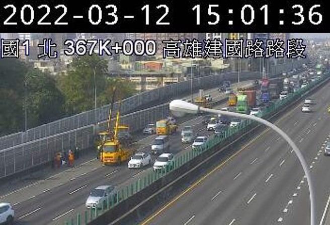 國1南下高雄7車連環撞 6人送醫，車流回堵塞。（翻攝高公局）