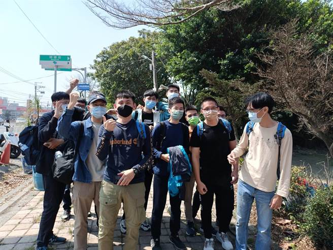 陆军步兵第257旅举行中部第一梯次新制教召，14名同梯退伍的社会新鲜人又同梯教召，开心齐聚报到处大声报数，高呼口号「战力强」。（谢琼云摄）