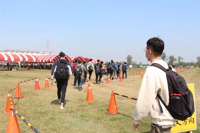 中部第一梯次新制教召，有422人收到教召令，12日一早至中午在二林高中旁代管公设地完成报到，展开为期14天的精实教育召集。（谢琼云摄）