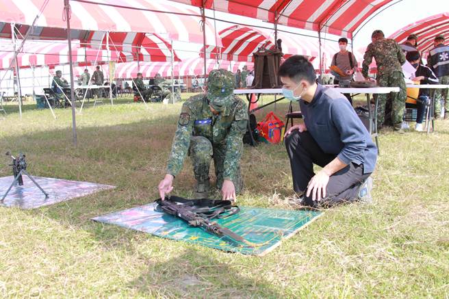 中部第一梯次新制教召，有422人收到教召令，12日一早至中午在二林高中旁代管公设地完成报到，展开为期14天的精实教育召集。（谢琼云摄）