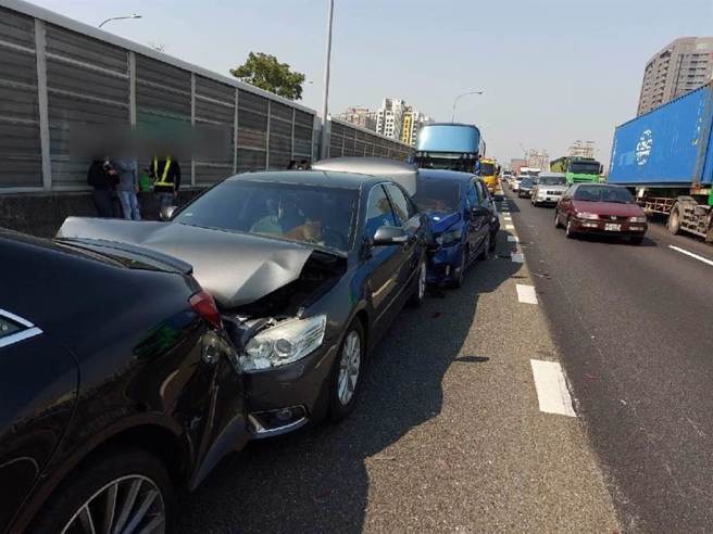 國道一號南向366.9K處，今天下午2時許發生7部包括小客車與大客車在內的追撞事故，車禍造成最外側輔助車道被占用，後方車流回堵大約3公里。(警方提供／林雅惠高雄傳真)
