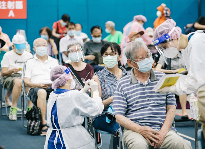65歲以上長者疫苗接種獎勵加碼10日開跑。(資料照/郭吉銓攝)