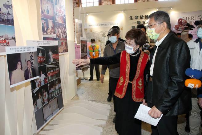 台北市長柯文哲（右）12日參加由前副總統呂秀蓮舉辦的「新女性 Her-Story 50週年巡迴展」，前副總統呂秀蓮（右二）親自導覧回顧50年來台灣婦女運動與民主化過程。（趙雙傑攝）