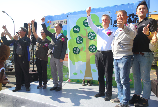 台北市政府市长室涉外事务总监周台竹（左三）、英国在台办事处代表邓元翰（John Dennis）（右三）、圆山大饭店总经理杨守毅（右二）、优纳比科技总经理何承翰（右一）等人12日出席台北市政府在圆山风景区举办的植树推广活动。（张铠乙摄）