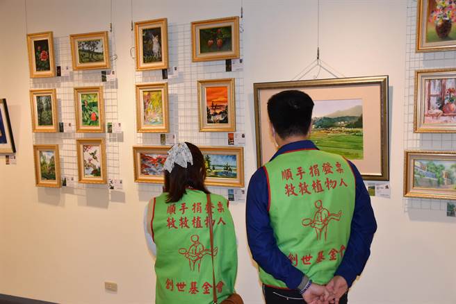 苗栗縣政府文觀局舉辦公益書畫作品展覽標售，全部321件作品都標售出去。（謝明俊攝）