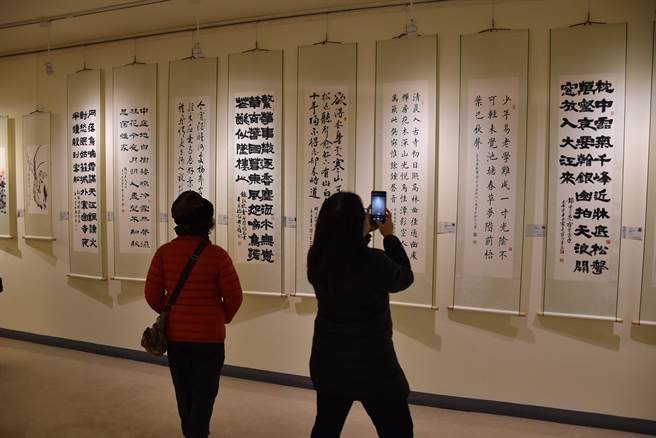 苗栗縣政府文觀局舉辦公益書畫作品展覽標售，全部321件作品都標售出去。（謝明俊攝）