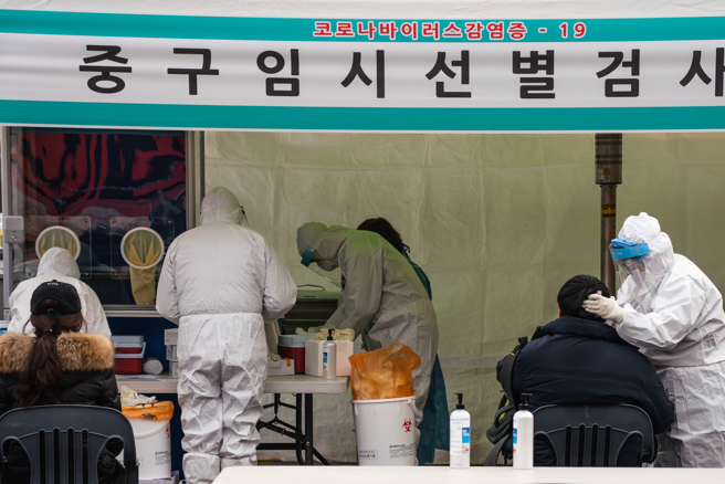 韩国COVID-19（2019冠状病毒疾病）累计确诊数来到620万6227例，11日全天新增38万多例，达2周前2月26日的2.3倍。(示意图／shutterstock)
