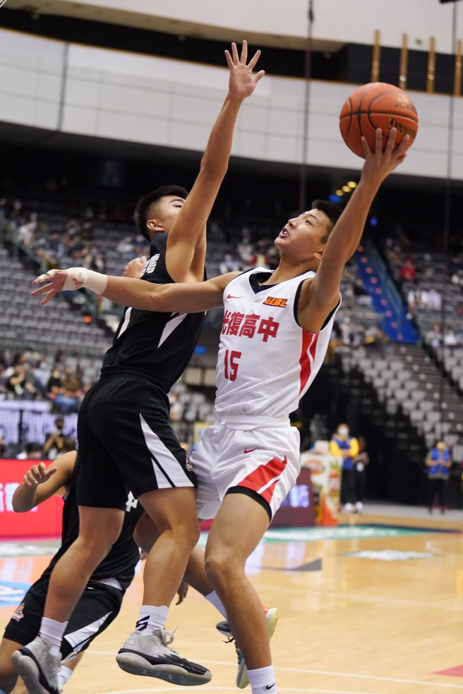 光復高中高一球員謝銘駿（右）本季表現不俗。（高中體總提供）