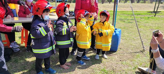苗栗县消防局第2大队12日下午在竹南镇狮山亲子公园举办防火宣导。（苗栗县消防局第2大队提供／谢明俊苗栗传真）