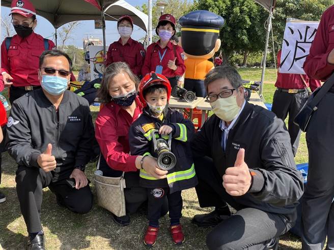 苗栗县消防局第2大队12日下午在竹南镇狮山亲子公园举办防火宣导，竹南镇长方进兴到场共襄盛举。（苗栗县消防局第2大队提供／谢明俊苗栗传真）