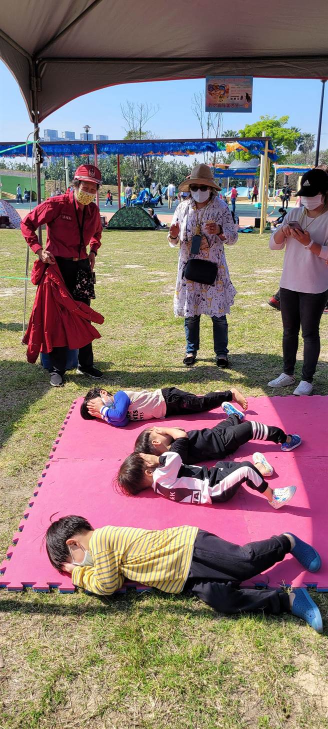 苗栗县消防局第2大队12日下午在竹南镇狮山亲子公园举办防火宣导。（苗栗县消防局第2大队提供／谢明俊苗栗传真）