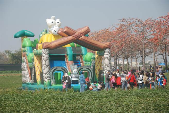 木棉花道旁游戏区吸引小朋友排队玩耍。(将军区公所提供／刘秀芬台南传真)