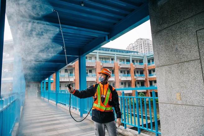 圖為新北市環保局人員前往新北市校園噴灑消毒畫面。(示意圖／資料照／郭吉銓攝)
