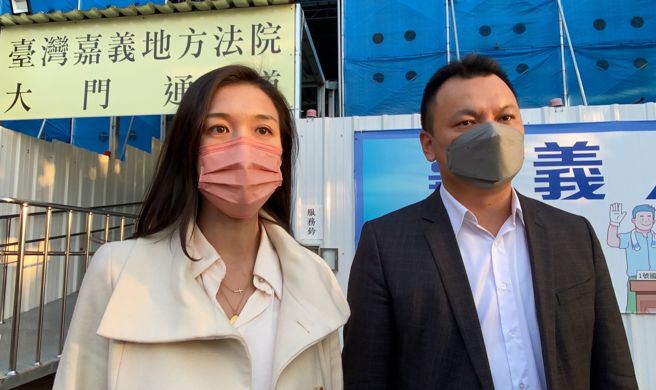 嘉义市无党籍女议员戴寧（左）涉及诈领助理费案，9日遭嘉义地检署传讯，嘉义地院10日裁定80万交保候传，检方提出抗告，高等法院台南分院12日认被告罪嫌重大、交保有串证之虞，交保金过低等理由，撤销原裁定，发回更裁，检方抗告成功。（本报资料照）