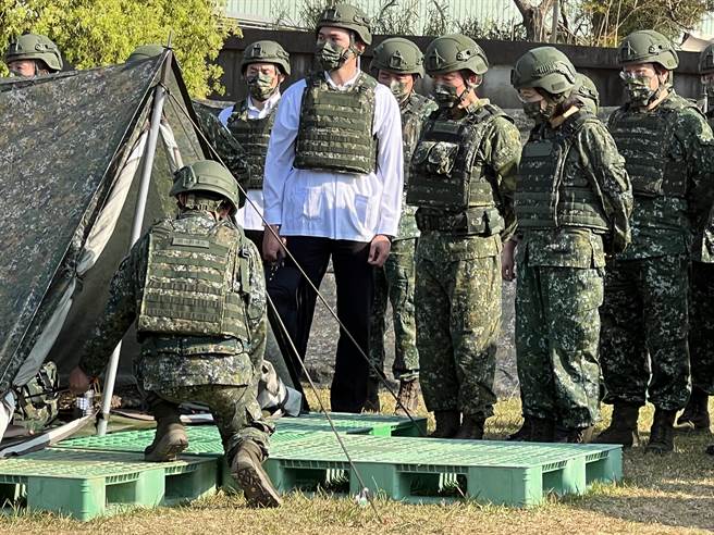 视导新式教召 总统：请国防部滚动式检讨、精进。曾薏苹摄