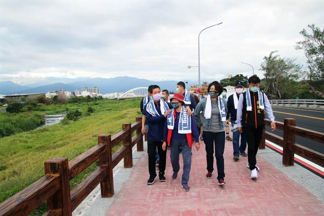 台東縣長饒慶鈴12日早上邀請鄉親漫步馬偕河堤步道，感受山海之美。（台東縣政府提供／莊哲權台東傳真）