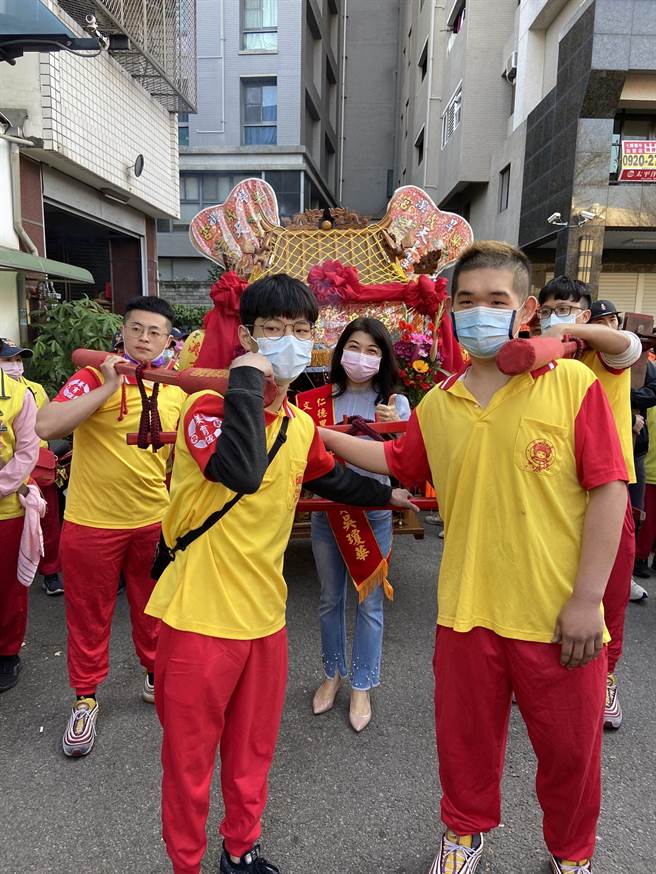 台中市乌日区仁德里妈祖从乐成宫分灵以32年，今天首度回娘家。(市议员吴琼华提供／林欣仪台中传真)