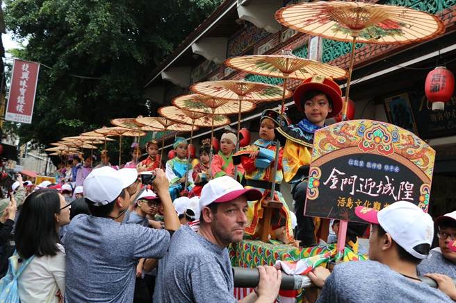 获文化部列入国家重要民俗的金门农历四月十二日迎城隍，当地规模最大的民俗庆典。（金门县府观光处提供）