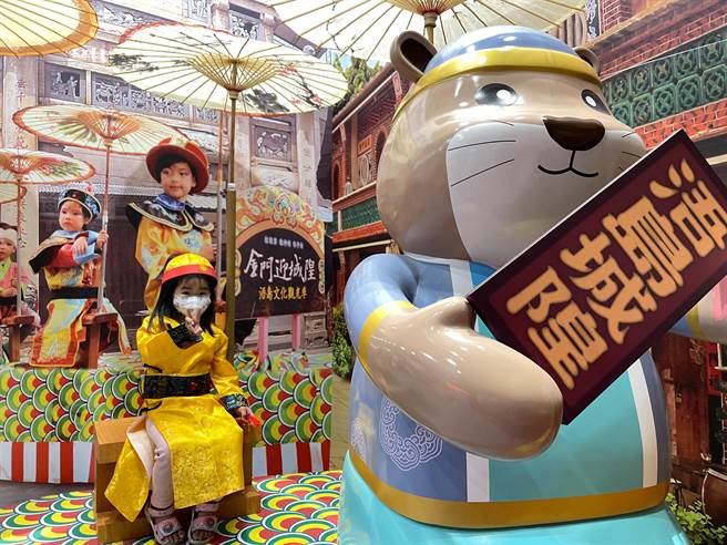 Q版的蜈蚣座体验，十分受小朋友喜爱。（金门县府观光处提供）