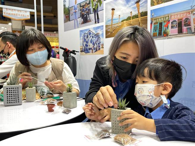 「迷你版北山播音墙」泥作花器多肉种植DIY，吸引家长带小朋友亲子体验。（金门县府观光处提供）