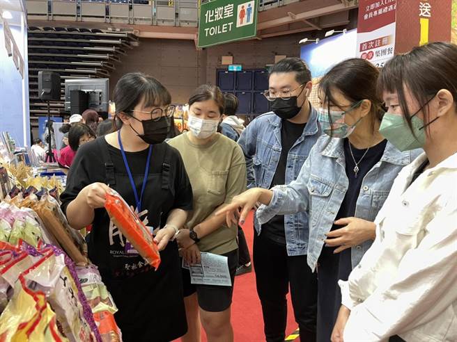 金门县府与业者组团参加高雄旅展，各项特产吸引民眾购买。（金门县府观光处提供）
