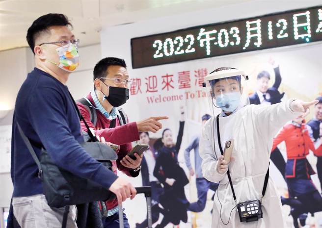 在桃園機場第二航廈的入境管制區內，防疫人員指引旅客通關動線。（范揚光攝）（圖中非新聞當事人）