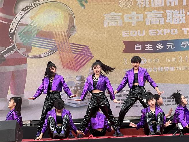 桃园市高中高职博览会12日起一连2天在桃园巨蛋登场，39校无不卯足全力拚招生，图为启英高中表演艺术科和时尚造型科精彩演出。（蔡依珍摄）