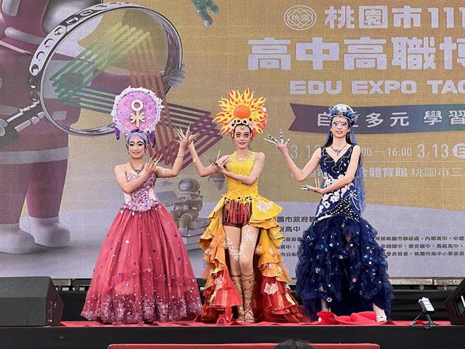 桃园市高中高职博览会12日起一连2天在桃园巨蛋登场，39校无不卯足全力拚招生，图为启英高中表演艺术科和时尚造型科精彩演出。（蔡依珍摄）