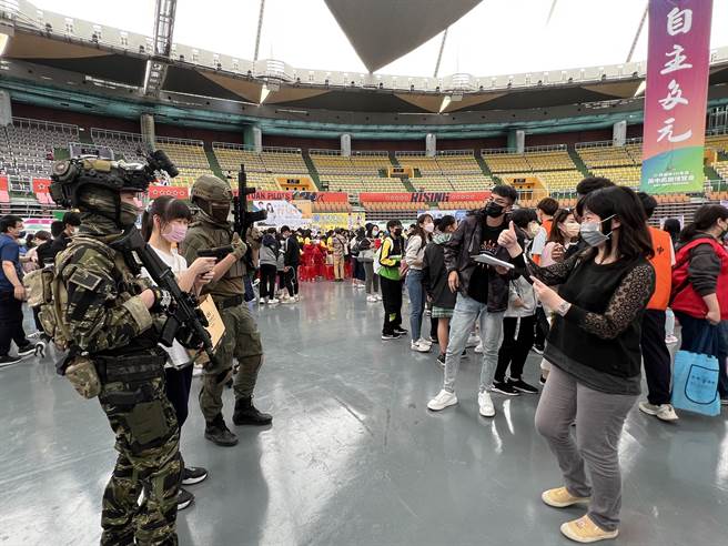 桃园市高中高职博览会12日起一连2天在桃园巨蛋登场，由桃园39所公私立高中职、专科学校、马祖高中及中正预校到场设摊。（蔡依珍摄）