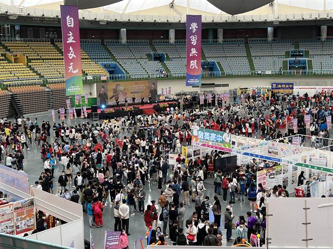 桃园市高中高职博览会12日起一连2天在桃园巨蛋登场，由桃园39所公私立高中职、专科学校、马祖高中及中正预校到场设摊。（蔡依珍摄）