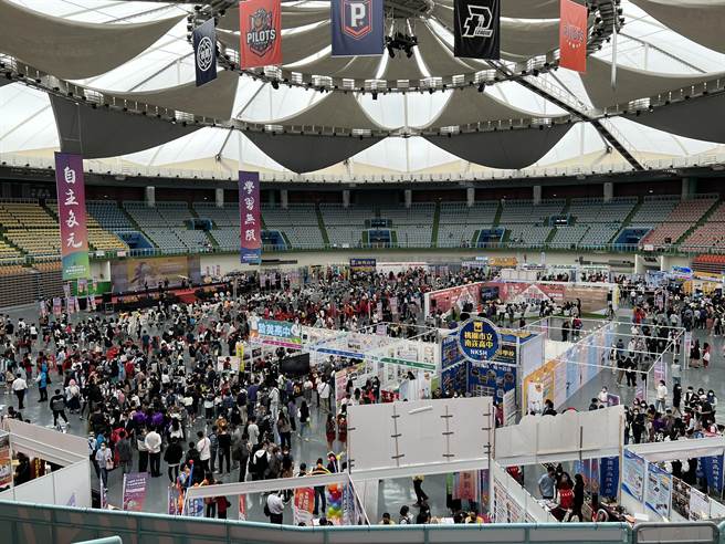 桃园市高中高职博览会12日起一连2天在桃园巨蛋登场，由桃园39所公私立高中职、专科学校、马祖高中及中正预校到场设摊。（蔡依珍摄）
