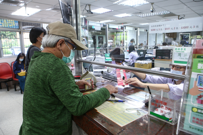 振兴五倍券自去(110)年10月8日开始领用，为保障今年4月份出生的新生儿领券权益，若生母或生父具领取振兴五倍券资格，只要凭新生儿出生证明等文件，即可至邮局领取纸本五倍券或等值邮政礼券，选择领取邮政礼券的期限延长至5月底前。（资料照，邓博仁摄）